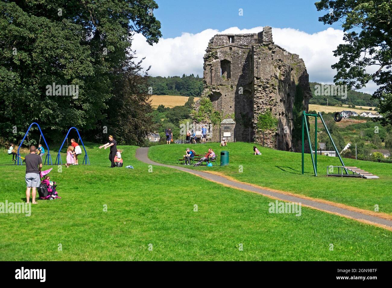 Leute Familien spielen draußen mit Kindern Kinder in den Crickhowell Castle Park Parks im Sommer Powys Wales Großbritannien Großbritannien KATHY DEWITT Stockfoto