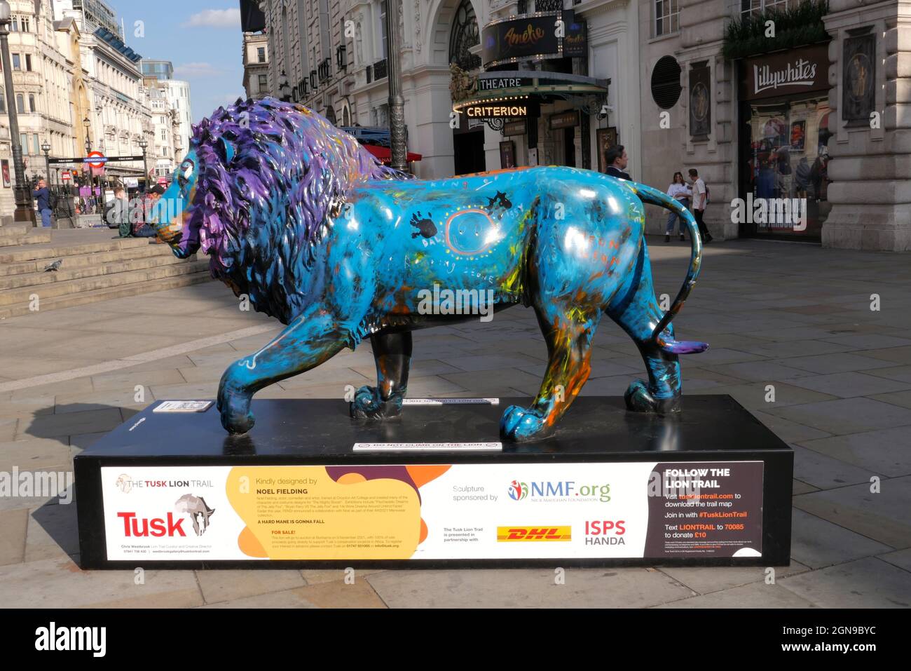 In britischen Städten werden lebensgroße Löwen-Skulpturen ausgestellt, die von Berühmtheiten wie Ronnie Wood und Noel Fielding entworfen wurden. London, Bristol und Edinburgh hutten Skulpturen, um das Bewusstsein für die Bedrohung von Löwen in freier Wildbahn zu schärfen. Der Tusk Lion Trail wurde von der britischen Naturschutzorganisation Tusk eingerichtet, die den Herzog von Cambridge als Schirmherrin hat. 47 Skulpturen wurden in Städten auf der ganzen Welt auf den Straßen aufgestellt. Zu den weiteren Prominenten, die an der Entstehung der Stücke beteiligt waren, gehören die britischen Schauspieler John Cleese und Mathew Horne sowie der Bassist von Dire Straits John Illsley. Stockfoto