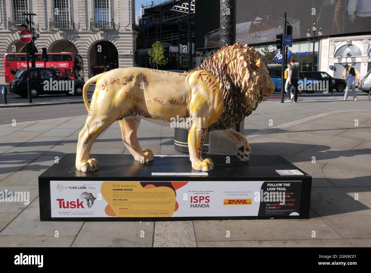 In britischen Städten werden lebensgroße Löwen-Skulpturen ausgestellt, die von Berühmtheiten wie Ronnie Wood und Noel Fielding entworfen wurden. London, Bristol und Edinburgh hutten Skulpturen, um das Bewusstsein für die Bedrohung von Löwen in freier Wildbahn zu schärfen. Der Tusk Lion Trail wurde von der britischen Naturschutzorganisation Tusk eingerichtet, die den Herzog von Cambridge als Schirmherrin hat. 47 Skulpturen wurden in Städten auf der ganzen Welt auf den Straßen aufgestellt. Zu den weiteren Prominenten, die an der Entstehung der Stücke beteiligt waren, gehören die britischen Schauspieler John Cleese und Mathew Horne sowie der Bassist von Dire Straits John Illsley. Stockfoto