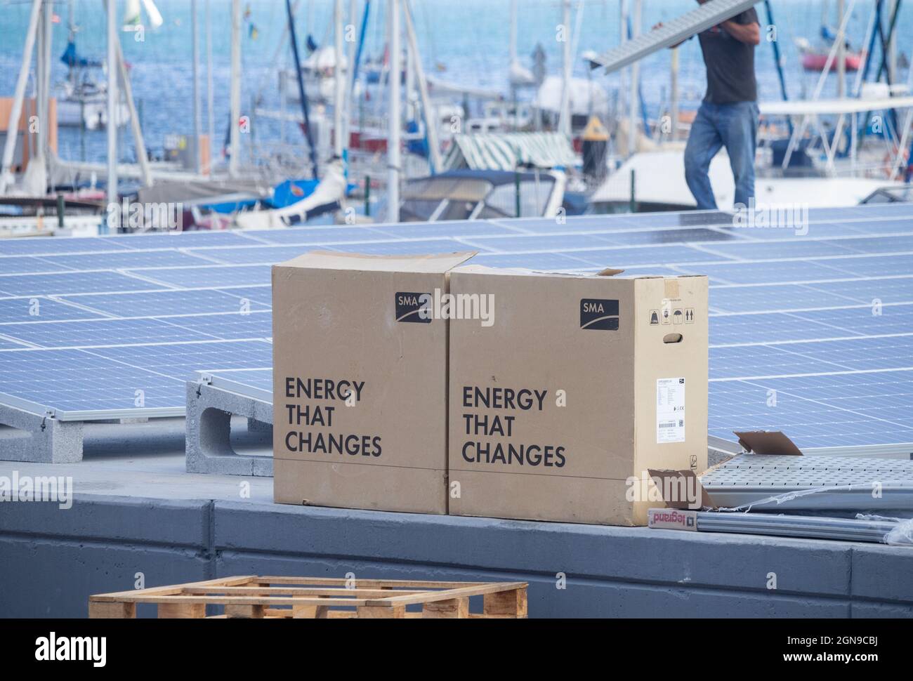 Solarpaneele werden auf dem Dach des Yachtclubs montiert Stockfoto