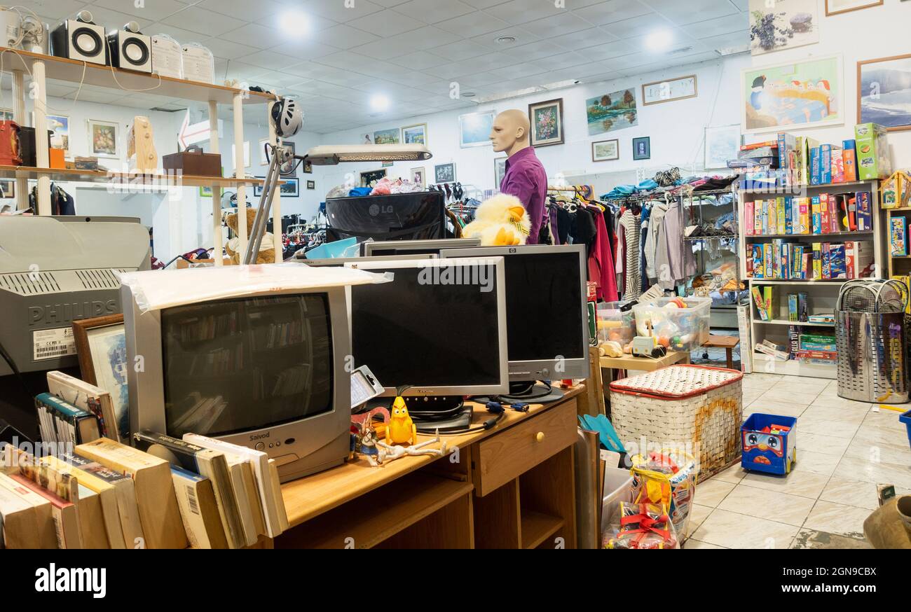 Wohltätigkeitsgeschäft, das Kleidung, Spielzeug und Elektroartikel in Spanien verkauft Stockfoto