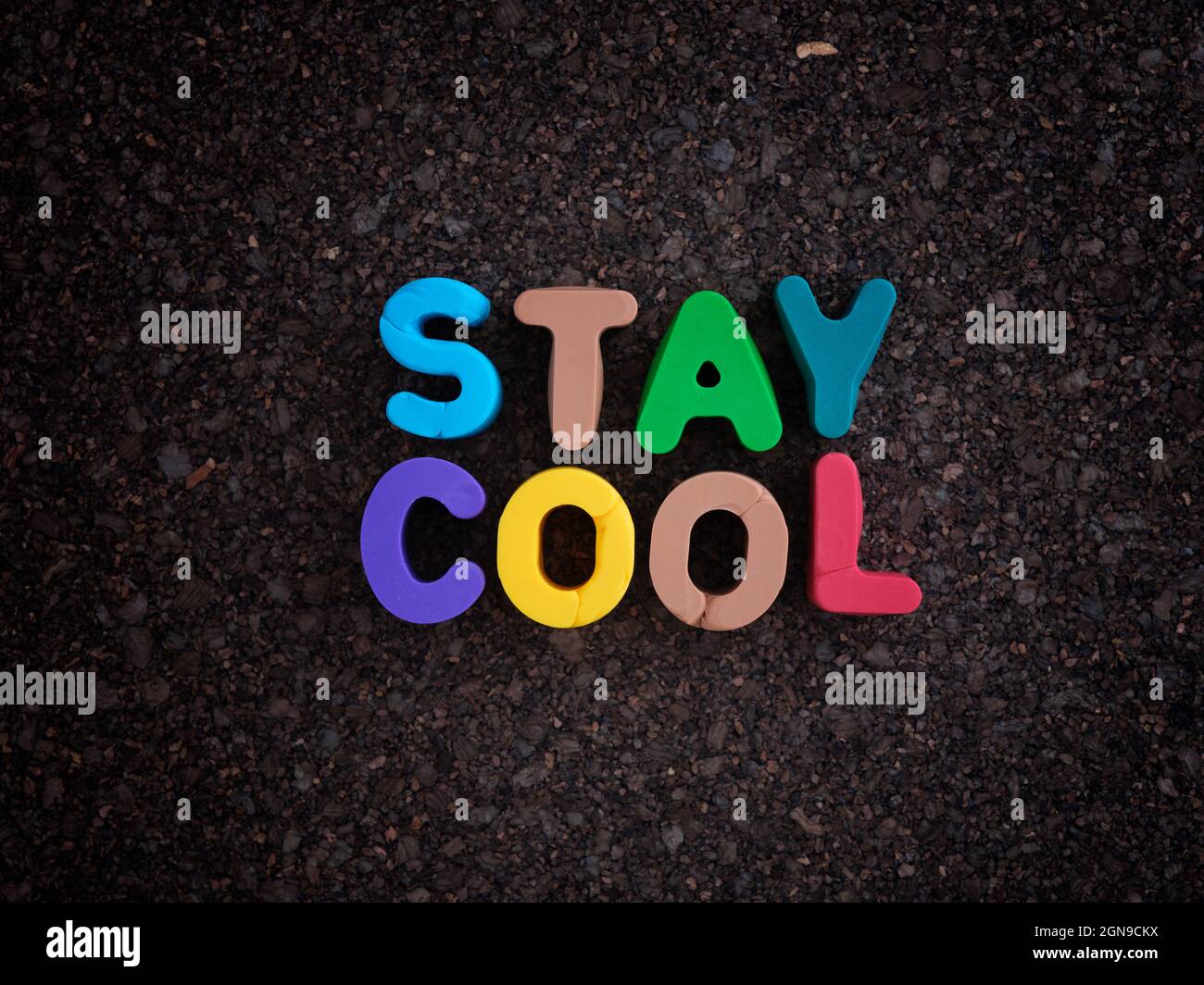 Die Worte Stay Cool auf einem Korkbrett. Nahaufnahme. Stockfoto