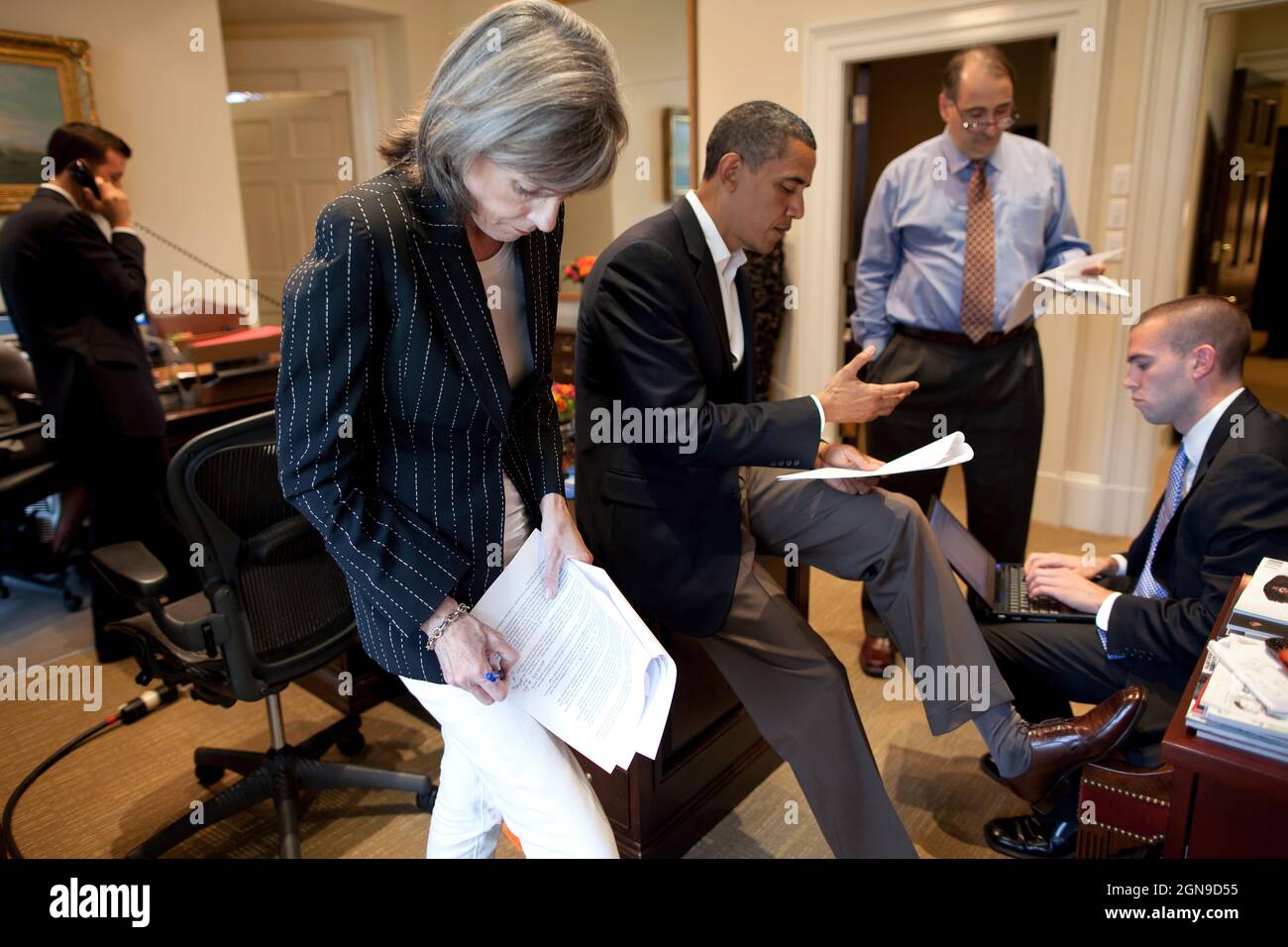 Präsident Barack Obama diskutiert seine Rede vor der Nation bezüglich der BP-Ölpest mit Carol Browner, Assistentin des Präsidenten für Energie und Klimawandel, Senior Advisor David Axelrod und Direktor des Sprechens Jon Favreau, von links im Outer Oval Office, 15. Juni 2010. (Offizielles Foto des Weißen Hauses von Pete Souza) Dieses offizielle Foto des Weißen Hauses wird nur zur Veröffentlichung durch Nachrichtenorganisationen und/oder zum persönlichen Druck durch die Betreffzeile(en) des Fotos zur Verfügung gestellt. Das Foto darf in keiner Weise manipuliert werden und darf nicht in kommerziellen oder politischen Bereichen verwendet werden Stockfoto