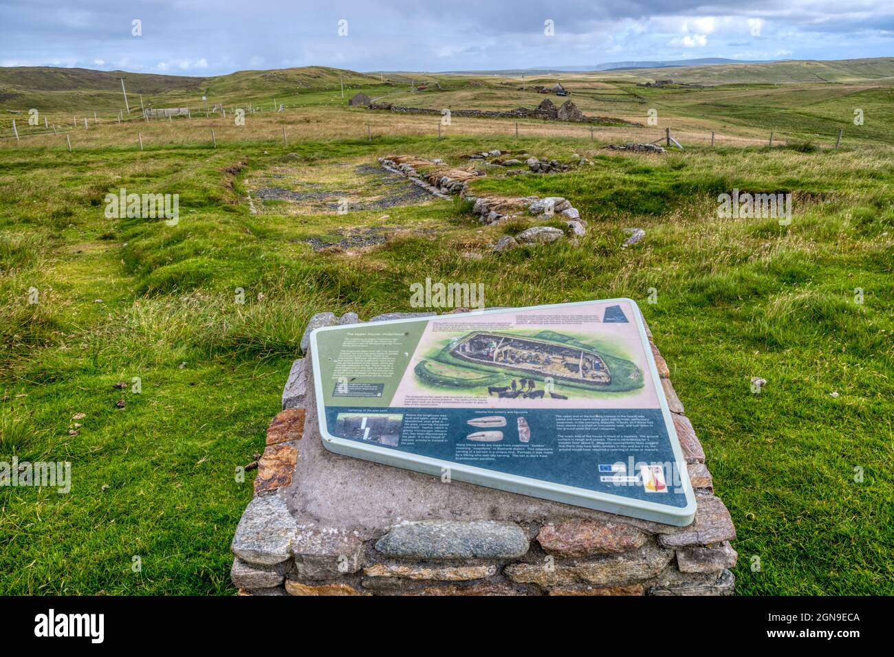 Ausgegrabene Überreste des Oberhauses in Underhoull auf Unst, einem Wikinger-Langhaus aus dem 11. Jahrhundert. Mit touristischen Informationen im Vordergrund. Stockfoto