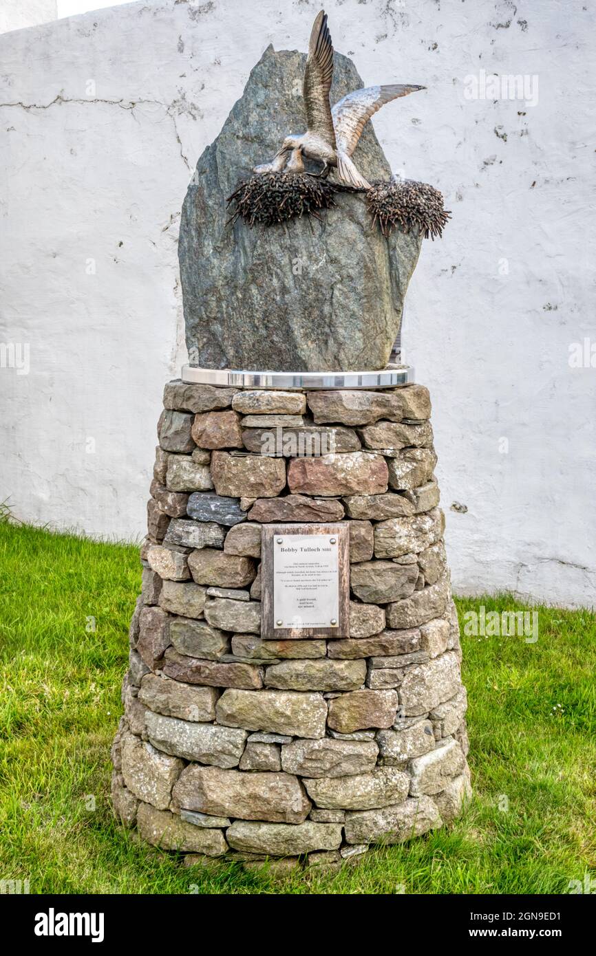 Gedenkstätte für den Naturforscher Bobby Tulloch, vor dem Old Haa Museum in Burravoe auf Yell, Shetland. Stockfoto