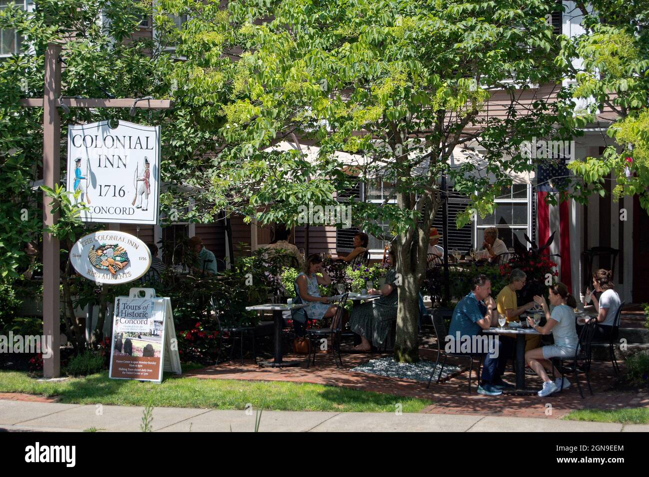 Touristen essen ihre Mahlzeiten im Freien vor dem historischen Colonial Inn Concord, MA USA Stockfoto