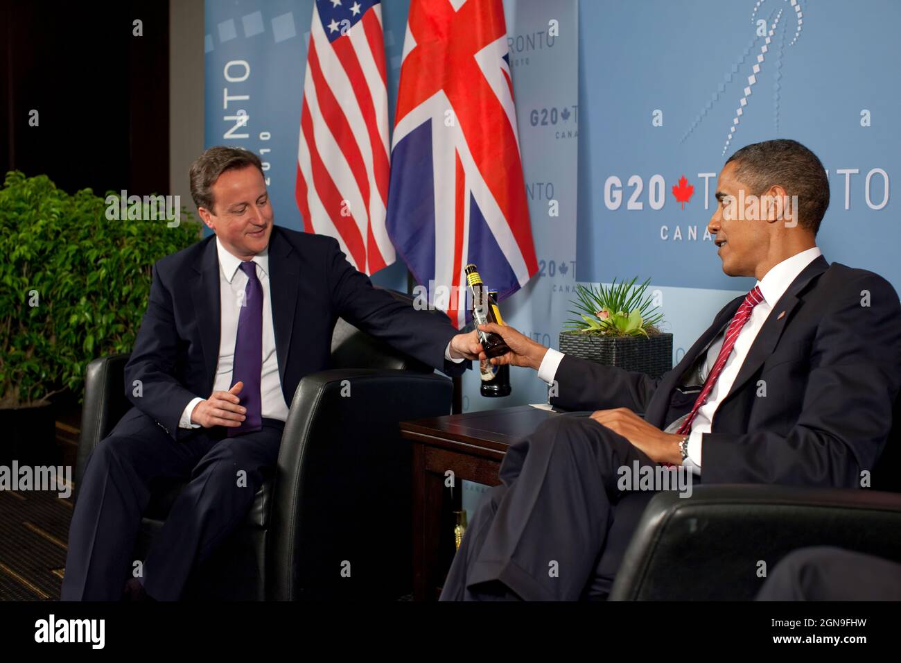 Präsident Barack Obama und der britische Premierminister David Cameron tauschen während eines bilateralen Treffens auf dem G20-Gipfel in Toronto, Kanada, am Samstag, den 26. Juni 2010, Flaschen Bier aus, um ihre Wette auf das Fußballweltcup-Spiel USA gegen Großbritannien zu begleichen. (Offizielles Foto des Weißen Hauses von Pete Souza) Dieses offizielle Foto des Weißen Hauses wird nur zur Veröffentlichung durch Nachrichtenorganisationen und/oder zum persönlichen Druck durch die Betreffzeile(en) des Fotos zur Verfügung gestellt. Das Foto darf in keiner Weise manipuliert werden und darf nicht in kommerziellen oder politischen Materialien, Werbung oder E-mai verwendet werden Stockfoto