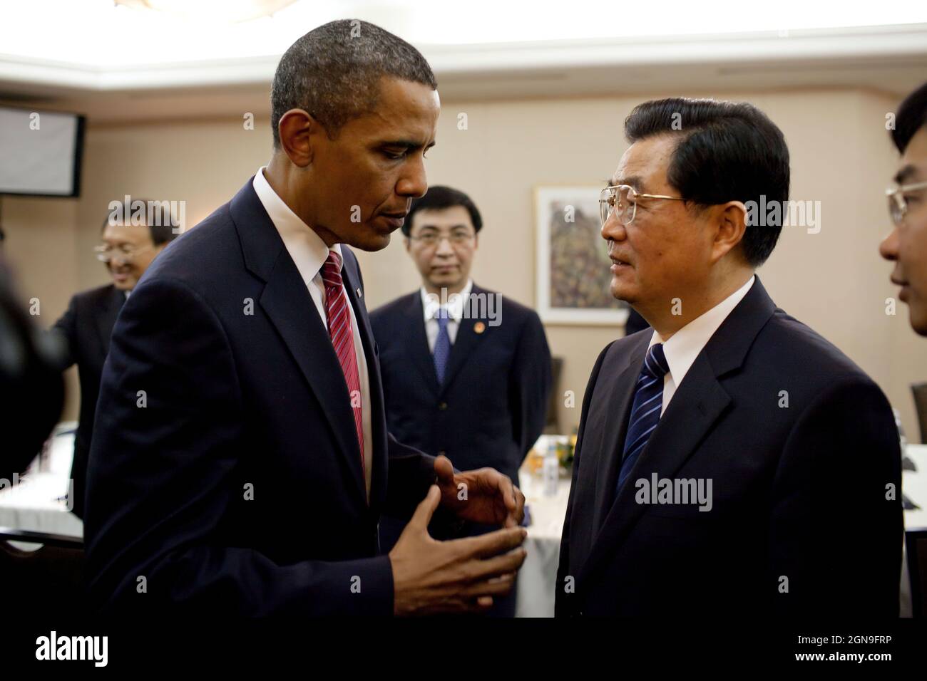 Präsident Barack Obama spricht mit dem chinesischen Präsidenten Hu Jintao im Anschluss an ihr bilaterales Treffen auf dem G20-Gipfel in Toronto, Kanada, am 26. Juni 2010. (Offizielles Foto des Weißen Hauses von Pete Souza) Dieses offizielle Foto des Weißen Hauses wird nur zur Veröffentlichung durch Nachrichtenorganisationen und/oder zum persönlichen Druck durch die Betreffzeile(en) des Fotos zur Verfügung gestellt. Das Foto darf in keiner Weise manipuliert werden und darf nicht in kommerziellen oder politischen Materialien, Anzeigen, E-Mails, Produkten oder Werbeaktionen verwendet werden, die in irgendeiner Weise die Zustimmung oder Billigung des Präsidenten, der First Famil, suggerieren Stockfoto