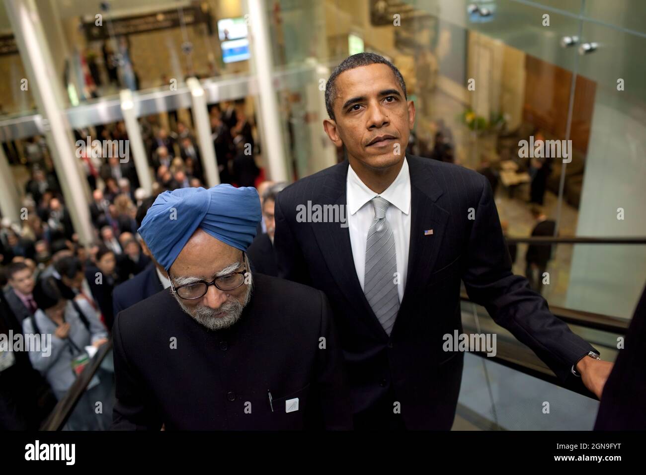 Präsident Barack Obama und der indische Premierminister Manmohan Singh fahren mit einer Rolltreppe zu ihrem bilateralen Treffen während des G20-Gipfels in Toronto, Kanada, am Sonntag, den 27. Juni 2010. (Offizielles Foto des Weißen Hauses von Pete Souza) Stockfoto