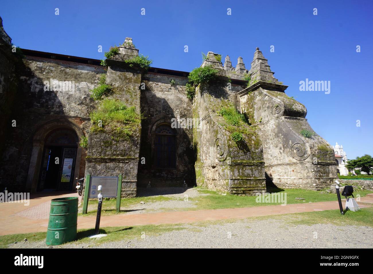 PAOAY, PHILIPPINEN - 01. Aug 2015: Die erdbebensichere Stütze einer historischen Barockkirche in Paoay, Philippinen Stockfoto