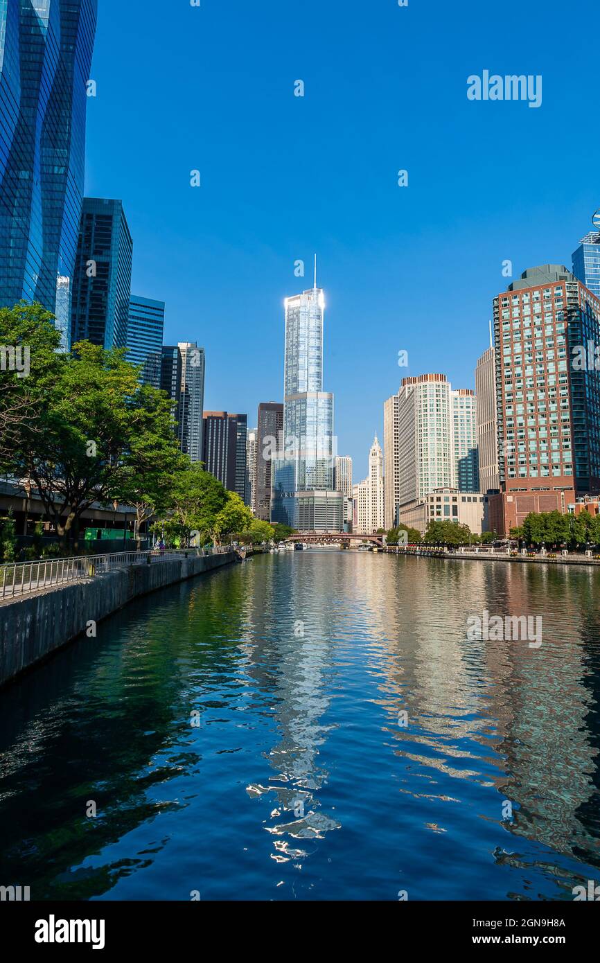 Refektionen im Chicago River Stockfoto