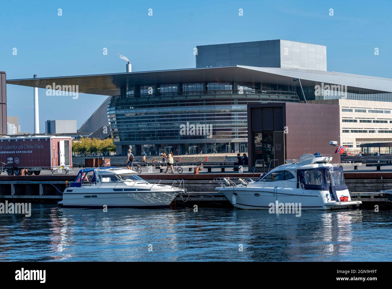 Opernhaus, Hafen, Motorboote am Ofelia Beach, Kopenhagen, Dänemark, Stockfoto