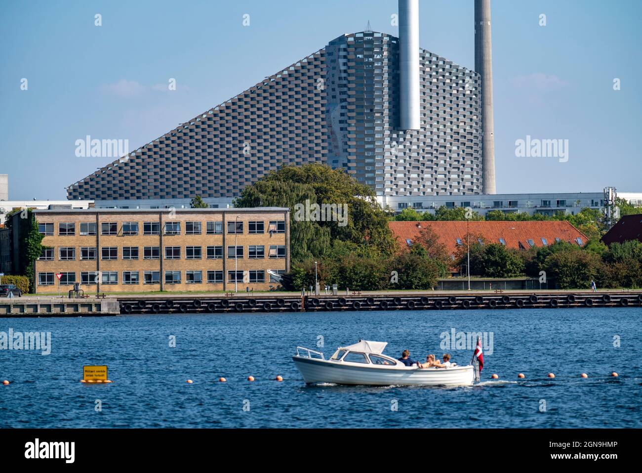 CopenHill, Müllverbrennungsanlage und künstliche Skipiste, 90 Meter hoch und 400 Meter lang auf Kunstrasen, Holmen Naval Area, Kopenhagen Stockfoto