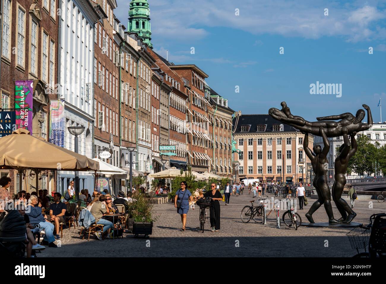 Gammel Strand Square, Slægt Løfter Slægt , Bronze Figur Skulptur des dänischen Künstlers Svend Wiig Hansen, Kopenhagen, Dänemark, Stockfoto