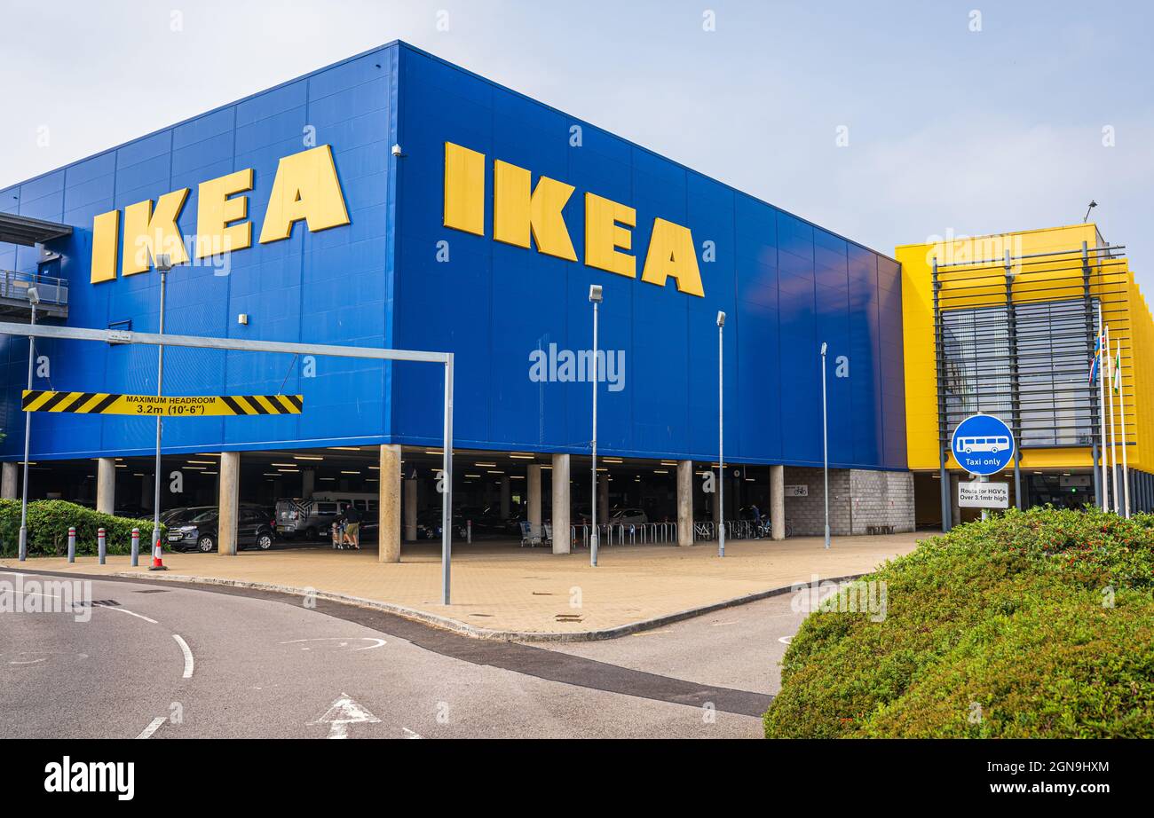 IKEA Einrichtungshaus Außengebäude, blaue Fassade mit gelbem Schild Logo. Cardiff, Wales, Vereinigtes Königreich - 13. September 2021 Stockfoto