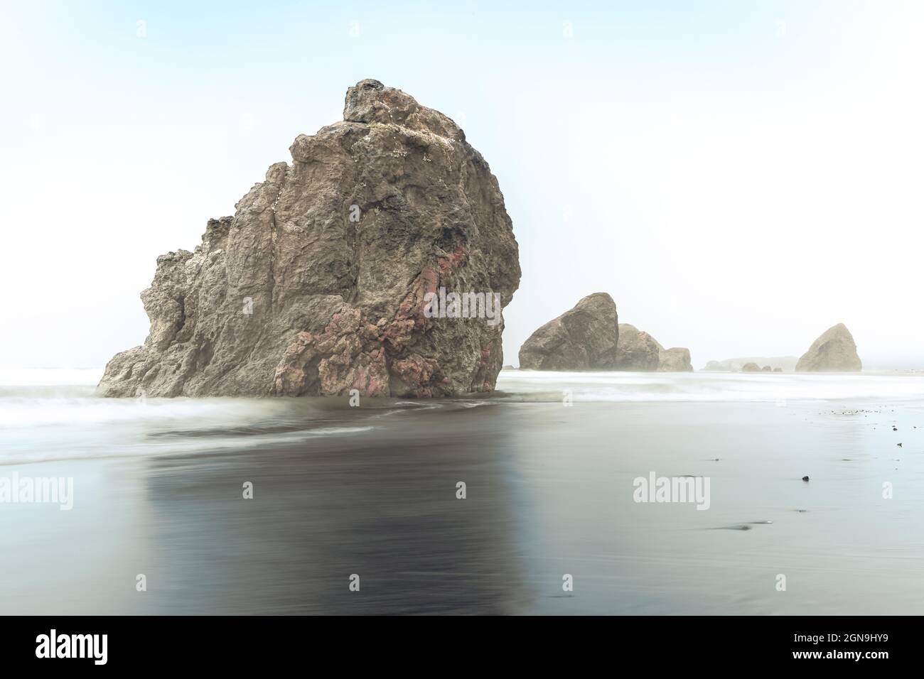 Lange Exposition von Felsen an der Pazifikküste von Oregon am Morgen Stockfoto