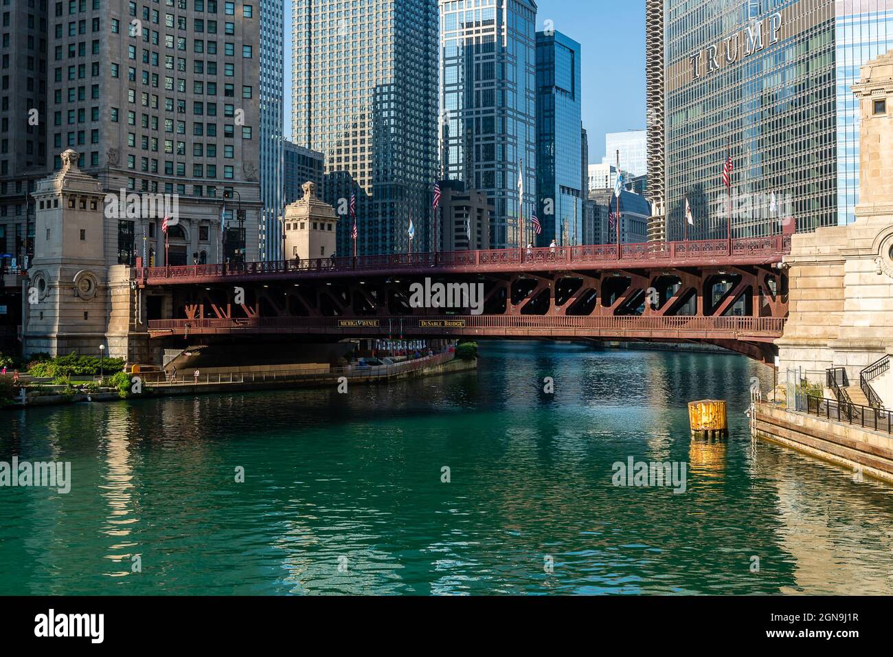 Refektionen im Chicago River Stockfoto