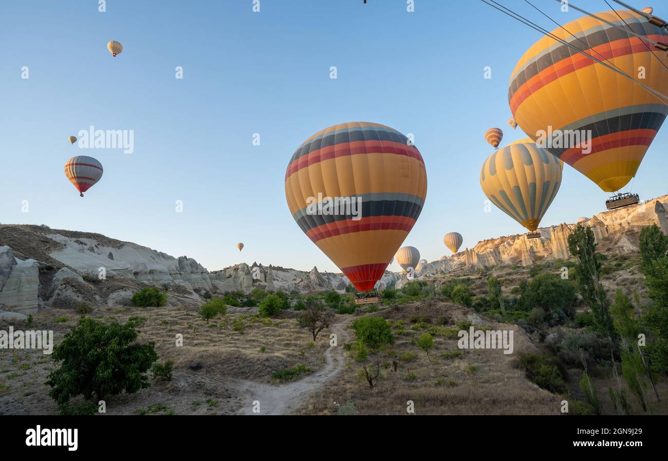 Große Vielfalt an geologischen Gesteinsformationen Formen aufgrund vulkanischer Aktivitäten, Formen und Farben in der Landschaft von Kappadokien, Nevsehir, Türkei. Aufgenommen Stockfoto