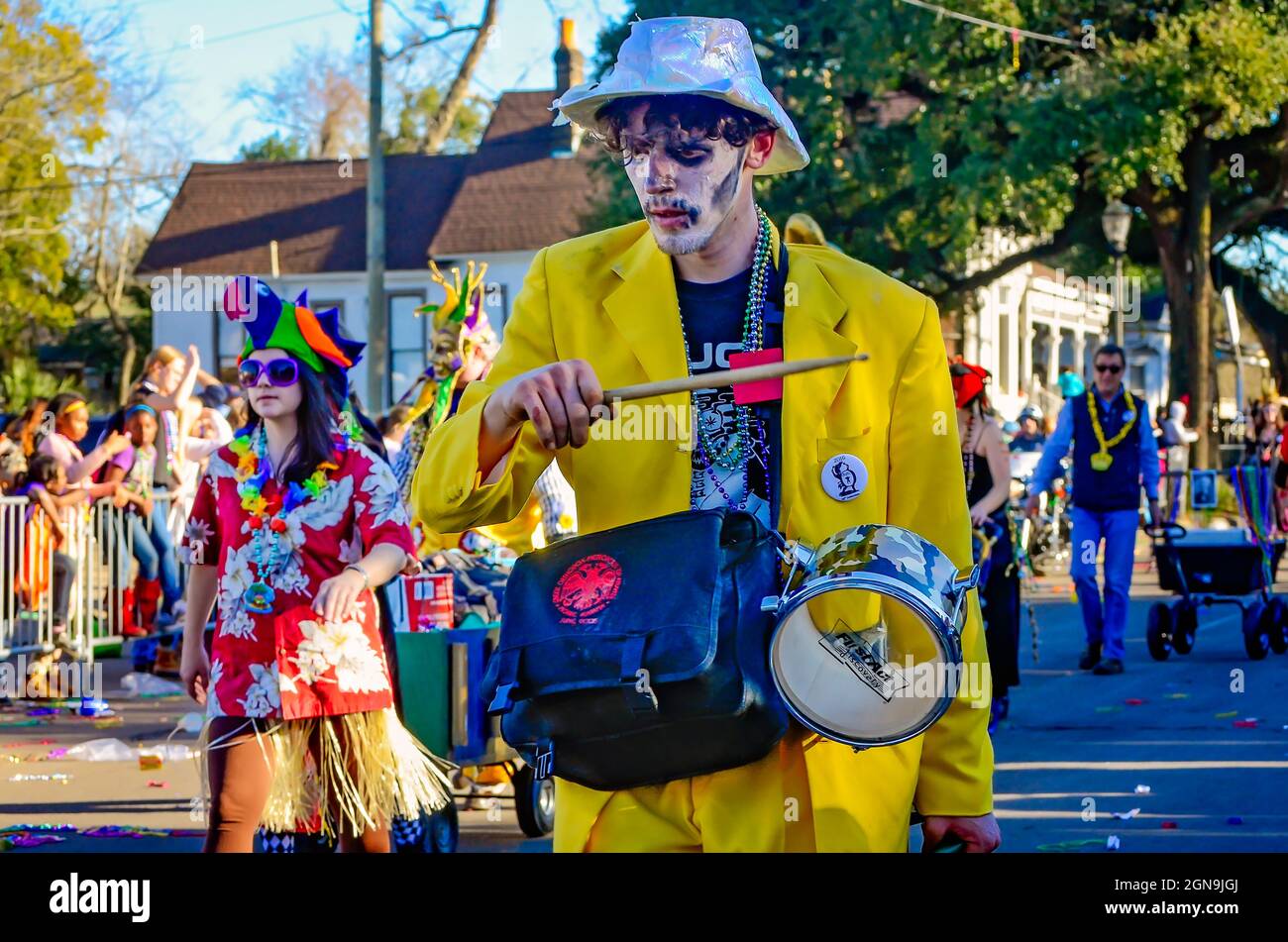 Ein Mann, der als El Catrin oder Catrines Hombres gekleidet ist, spielt eine kleine Trommel, während er während der Mardi Gras Parade am Joe Cain Day, 7. Februar 2016, in Mobile marschiert. Stockfoto