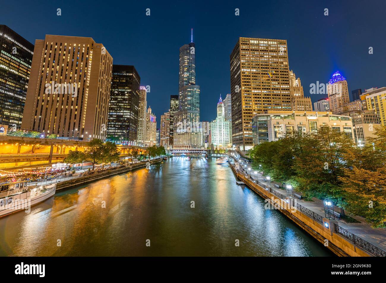 Der Chicago Riverwalk bei Nacht Stockfoto