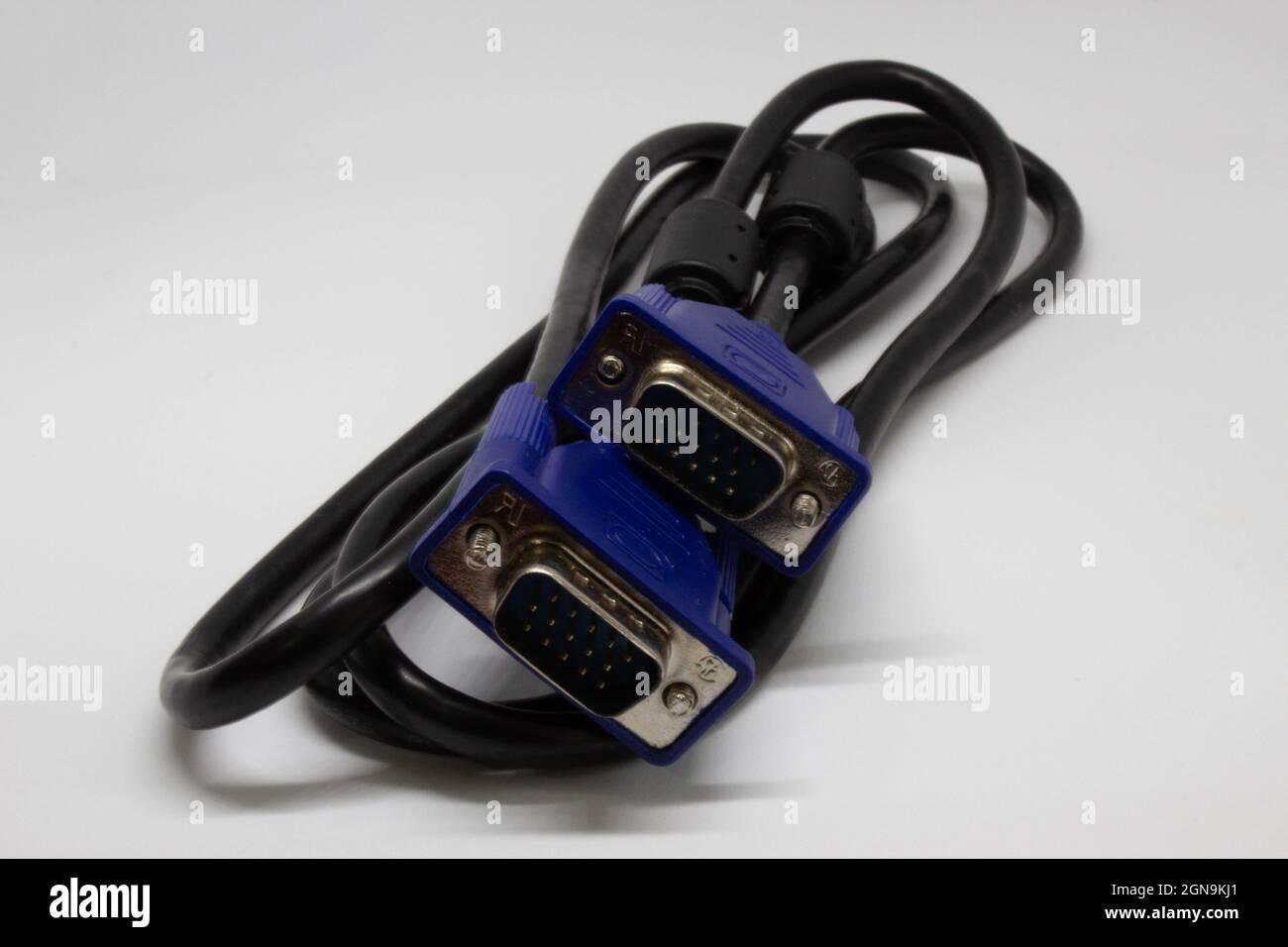 VGA-Monitorkabel. Zwei blaue Enden und schwarzes Kabel. Kabel des Überwachungsgeräts. Stockfoto