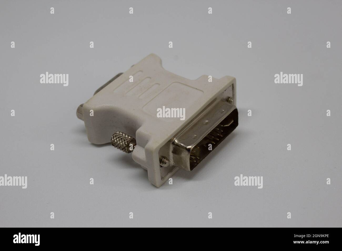 VGA-DVI-Konverter-Teil. VGA ist ein alter Monitorkabeltyp, funktioniert aber immer noch. VGA-DVI Konverter Anschluss billig, aber nützliches Stück der Technologie Stockfoto