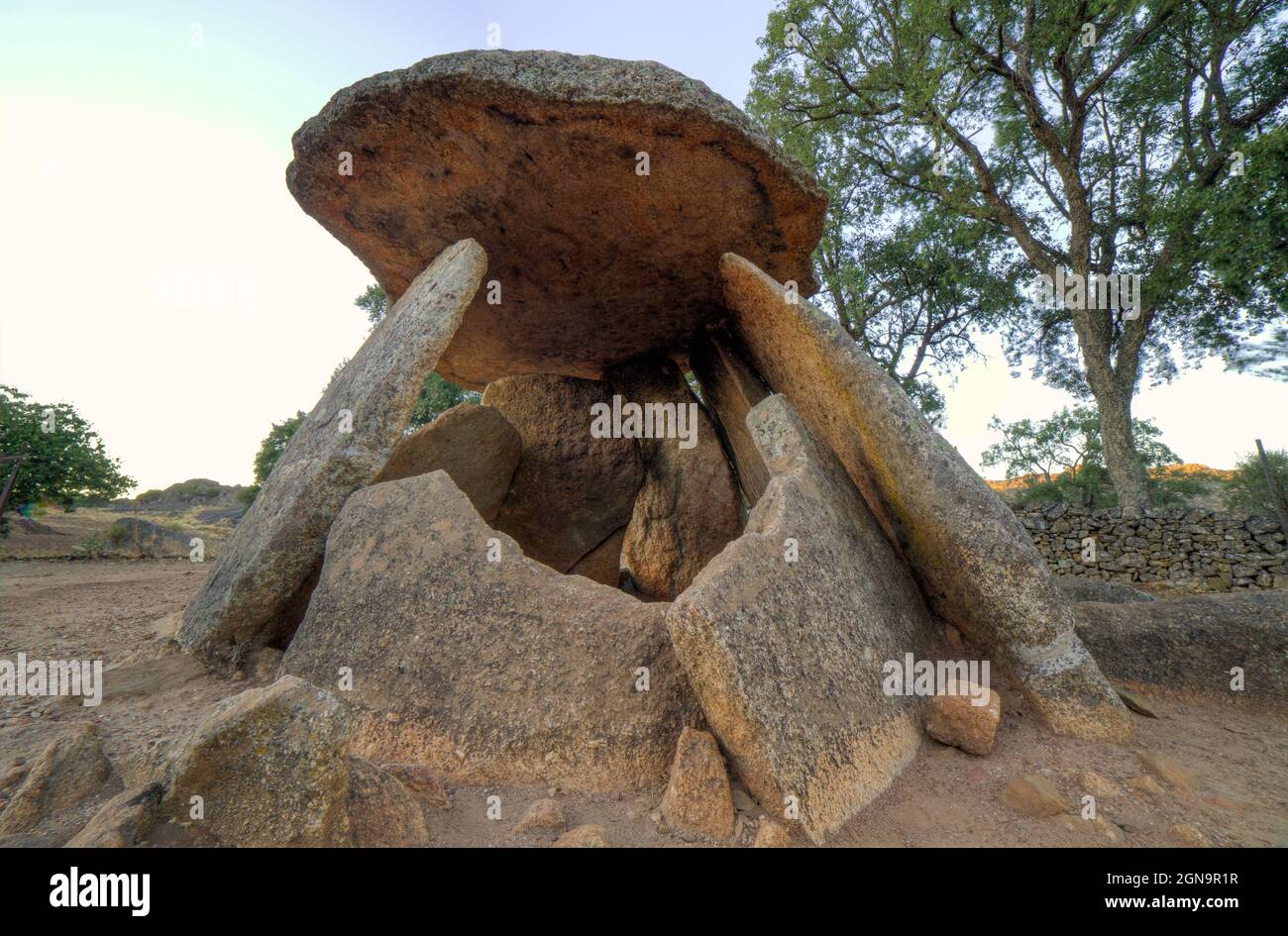 El Mellizo, wertvolles Beispiel für neolithische Dolmen. Südseite. Valencia de Alcantara, Caceres, Extremadura, Spanien Stockfoto