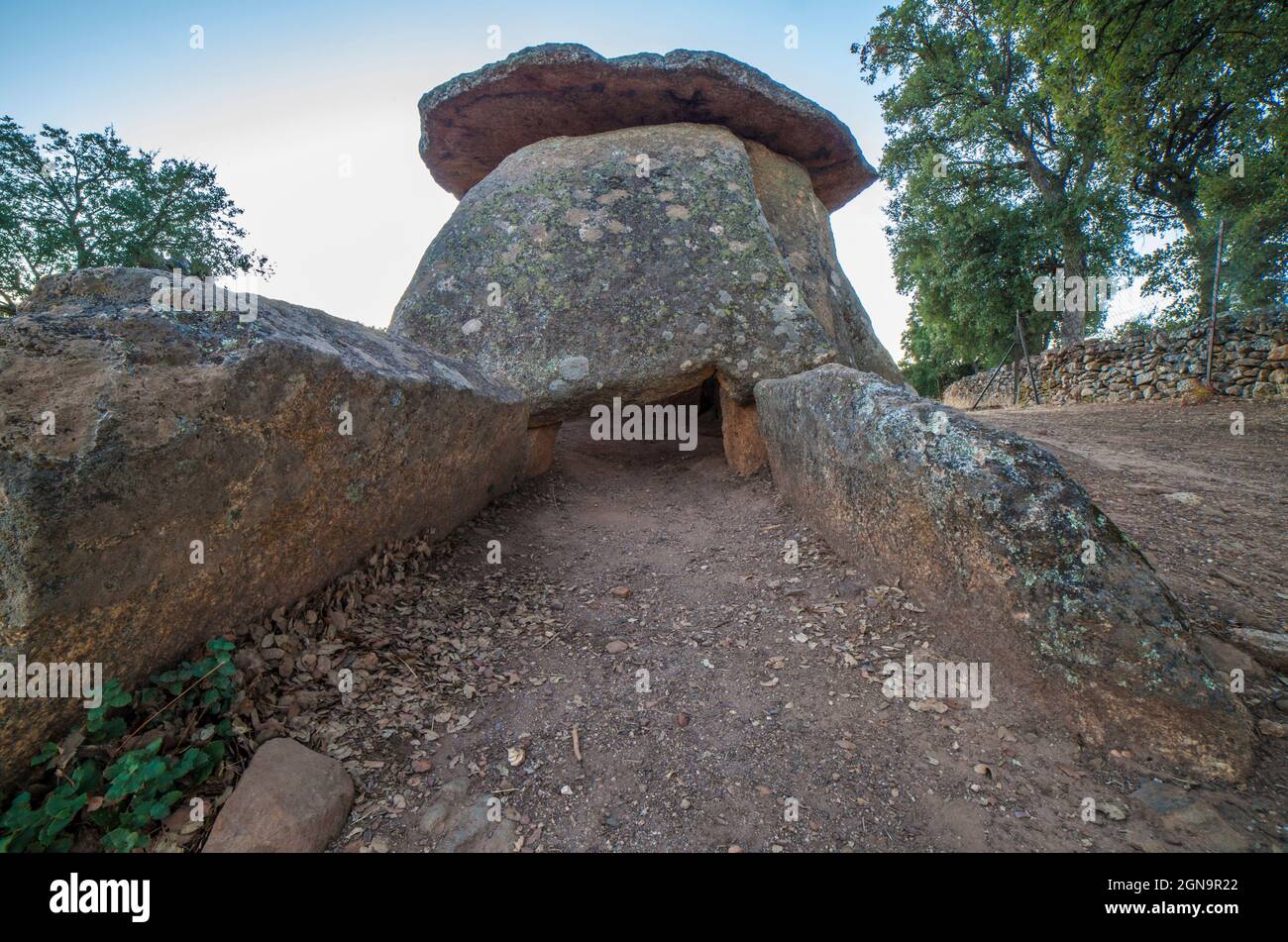 El Mellizo, wertvolles Beispiel für neolithische Dolmen. Zugang zum Korridor. Valencia de Alcantara, Caceres, Extremadura, Spanien Stockfoto