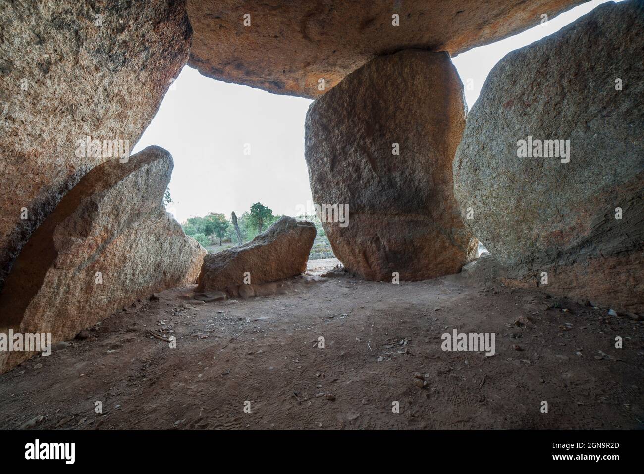 El Mellizo, wertvolles Beispiel für neolithische Dolmen. Grabkammer innen. Valencia de Alcantara, Caceres, Extremadura, Spanien Stockfoto