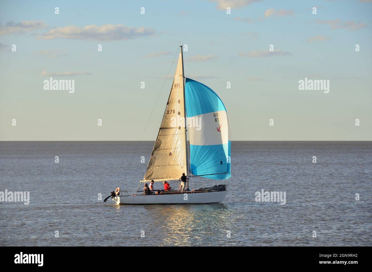 Yate navegando en el Río de La Plata, frente al puerto de Buenos Aires (Argentinien). Stockfoto