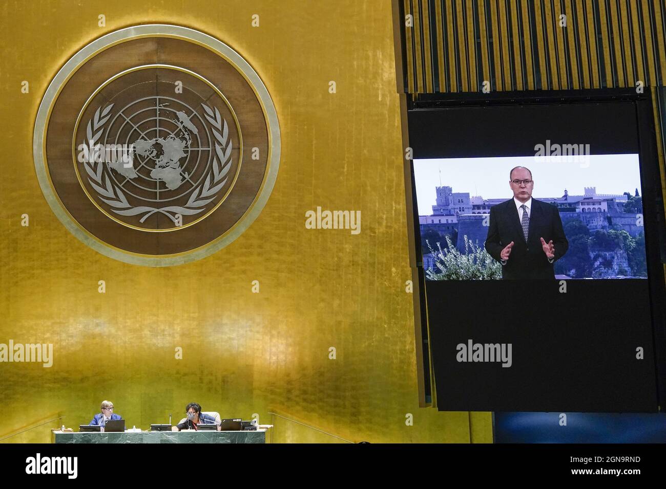 New York, Usa. September 2021. Prinz Albert II. Von Monaco wird auf einem Videobildschirm gesehen, als er am 23. September 2021 in New York City vor der Generalversammlung der Vereinten Nationen (UNGA) am Hauptsitz der Vereinten Nationen spricht. Pool Foto von Mary Altaffer/UPI Kredit: UPI/Alamy Live News Stockfoto