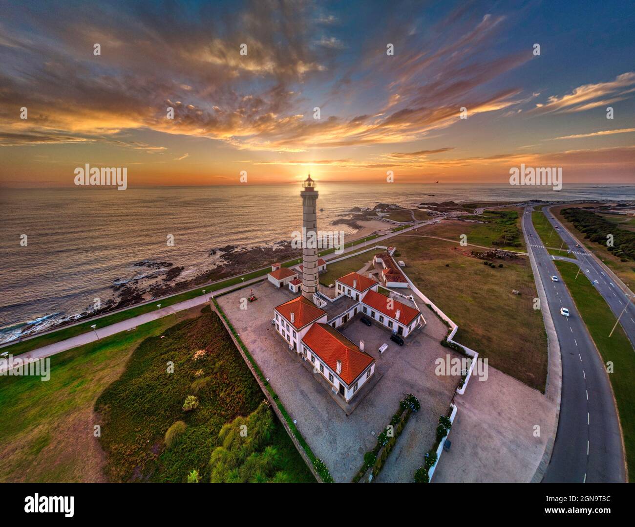 Leuchtturm von Boa Nova, umgeben vom Meer während des Sonnenuntergangs in Portugal Stockfoto