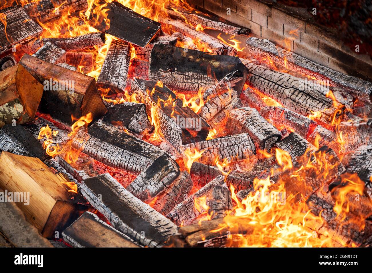 Hintergrundbild von brennendem Holz auf einem Festival-Grillstand. Stockfoto