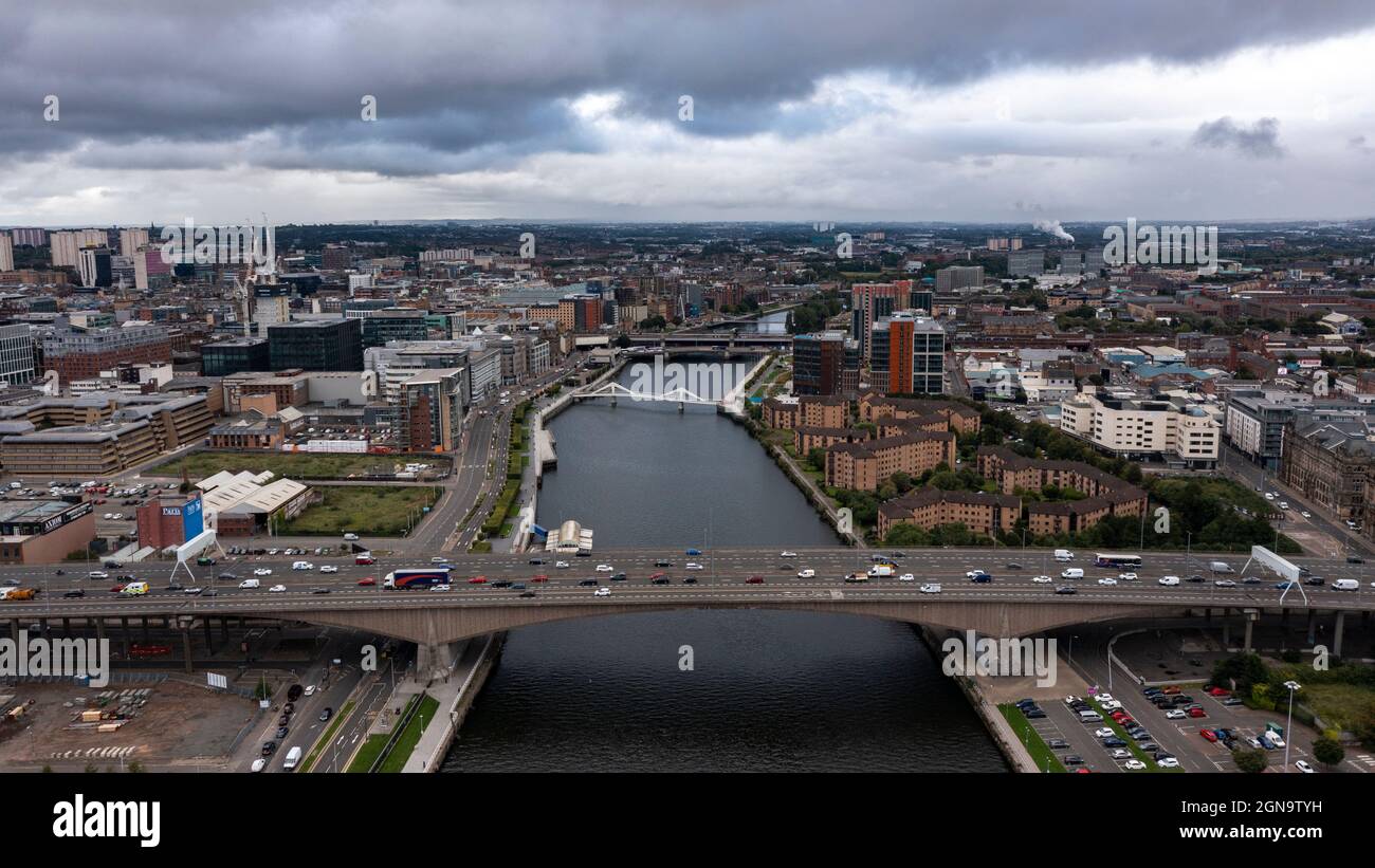 Glasgow, Schottland, Großbritannien. September 2021. IM BILD: Luftdrohnenaufnahme der Kingston Bridge, die die Autobahn M8 über eine Spannweite von 120m über den Fluss Clyde führt. Der Grat ist gerade 50 Jahre alt geworden und ist die Business Bridge Road Crossing in Europa mit einer täglichen Anzahl von über 120,000 Fahrzeugen auf seiner 10-spurigen Fahrbahn. Während des Sonnenaufgehens zur COP26 werden am Abend einige Fahrspuren gesperrt, um dringend benötigte Arbeiten zur Vorbereitung der Stadt auf die Klimakonferenz zu erleichtern. Quelle: Colin Fisher/Alamy Live News Stockfoto