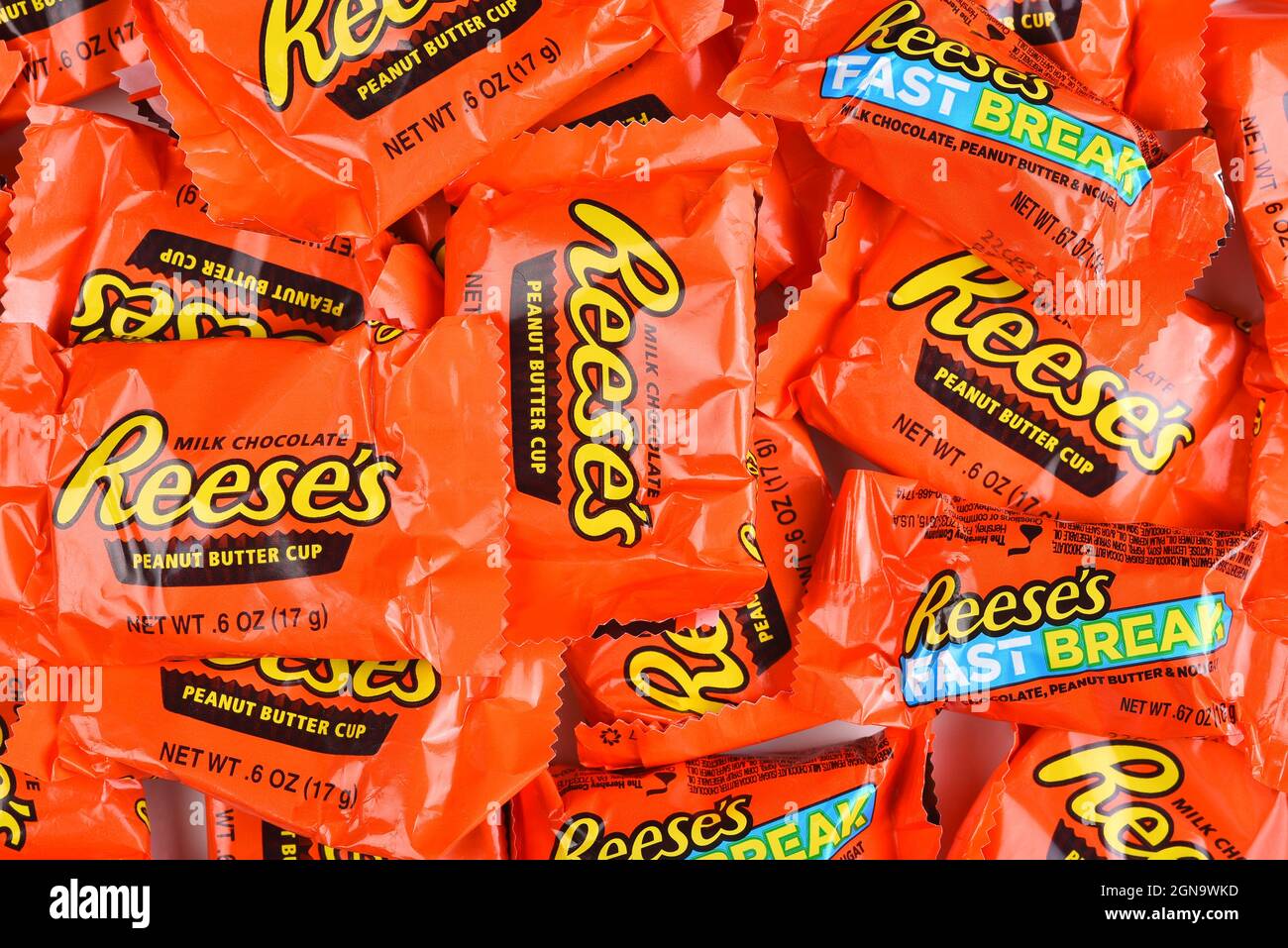 IRVINE, KALIFORNIEN - 23. SEPTEMBER 2021: Ein großer Haufen Reeses Erdnussbutter-Becher und Fast Break Fun Size Candy Bars für Halloween. Stockfoto