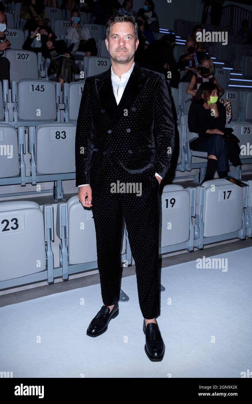 Mailand, Italien. September 2021. Joshua Jackson auf der Start- und Landebahn EMPORIO ARMANI SS22 während der Milan Fashion Week am 2021. September - Mailand, Italien. 23/09/2021 Credit: dpa/Alamy Live News Stockfoto