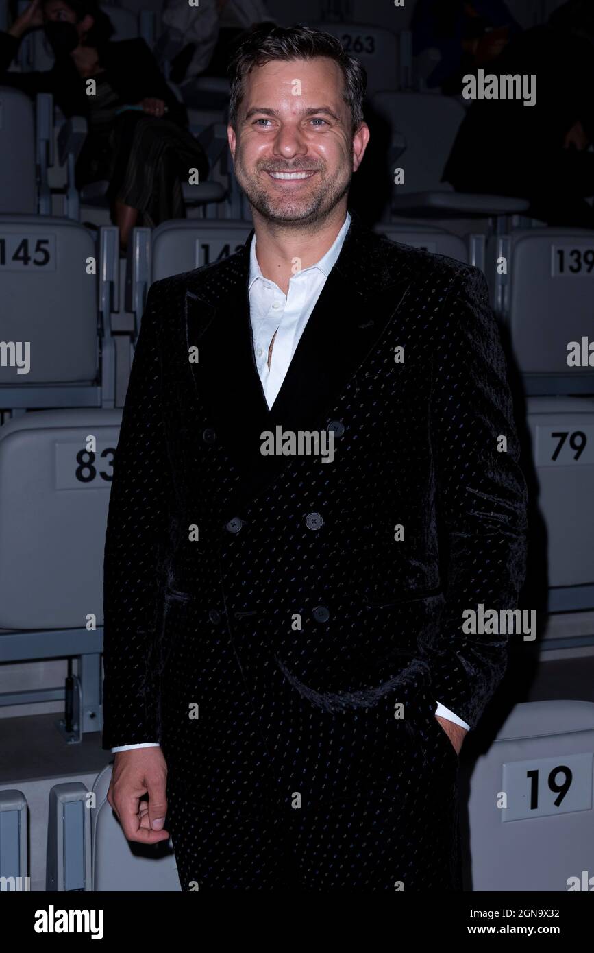 Mailand, Italien. September 2021. Joshua Jackson auf der Start- und Landebahn EMPORIO ARMANI SS22 während der Milan Fashion Week am 2021. September - Mailand, Italien. 23/09/2021 Credit: dpa/Alamy Live News Stockfoto