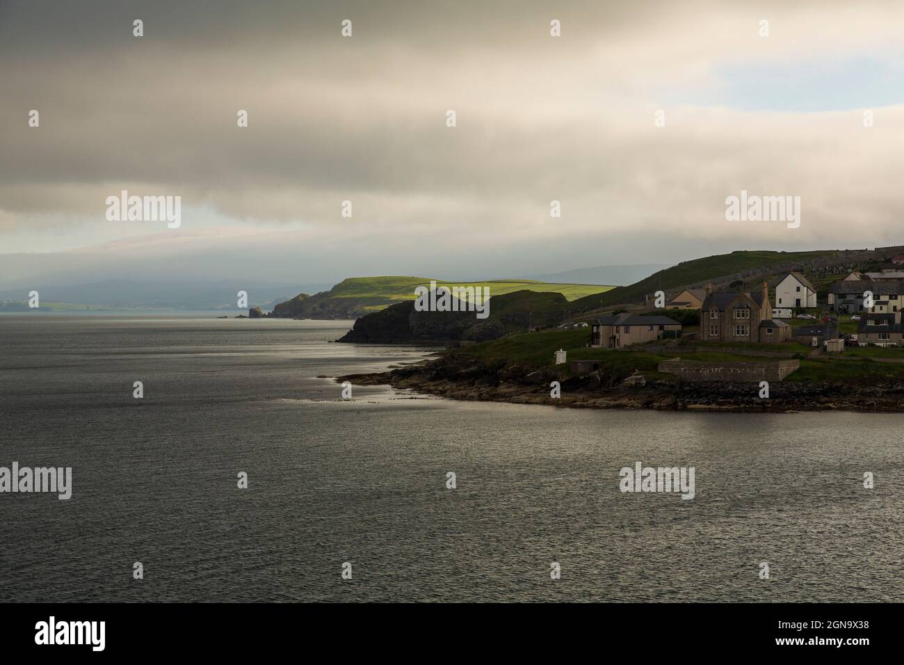 Blick auf Lerwick und das Shetland Festland von der abfahrenden Northlink Fähre im Sound of Bressay, Shetland Islands, Schottland Stockfoto