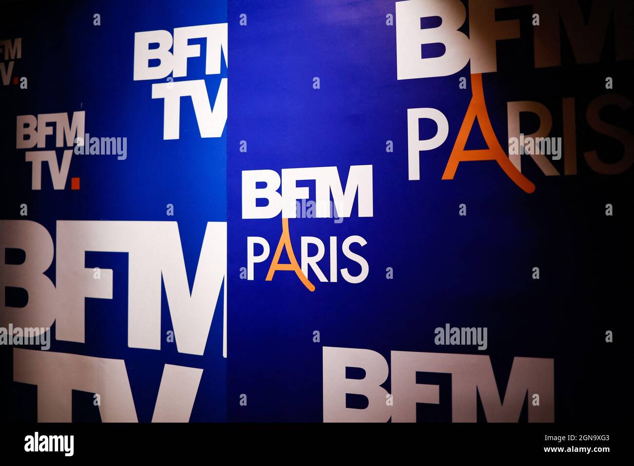Logo Von Bfmtv Vor Einer Debatte Mit Eric Zemmour Und Jean Luc Melenchon Am 23 September 2021 In Paris Foto Von Raphael Lafargue Abacapress Stockfotografie Alamy
