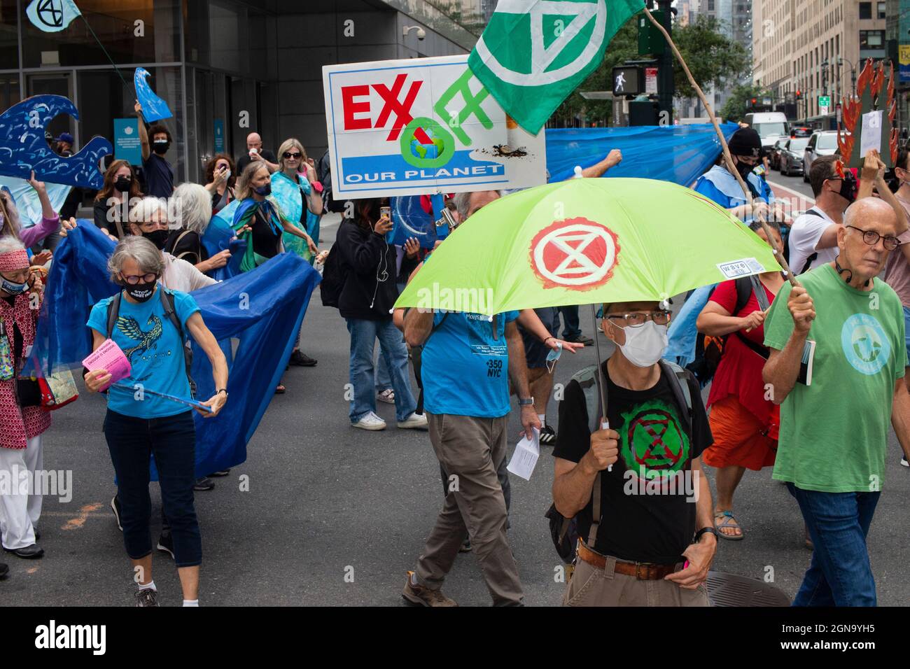 New York, NY, USA. September 2021. Extinction Rebellion-Aktivisten sagen, sie seien eine dezentralisierte, internationale und politisch überparteiliche Bewegung, die gewaltfreie direkte Aktionen und zivilen Ungehorsam nutzt, um Regierungen zu überzeugen, in der Klima- und ökologischen Notlage gerecht zu handeln. Sie wollen, dass die Regierungen den Verlust an biologischer Vielfalt stoppen und die Treibhausgasemissionen bis 2025 auf Null reduzieren. (Bild: © John Marshall Mantel/ZUMA Press Wire) Stockfoto