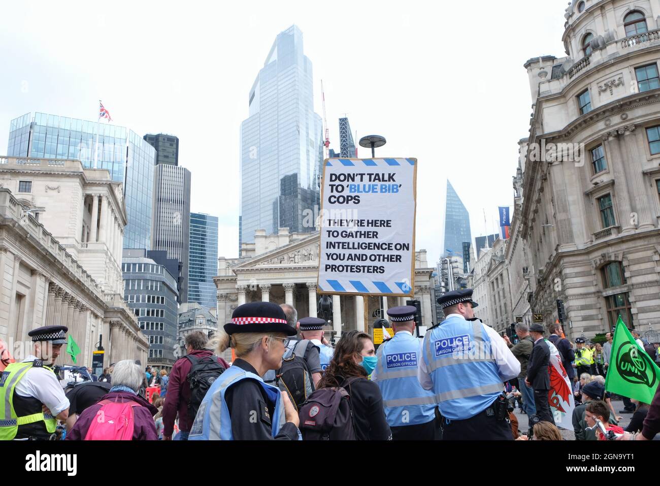 London, Großbritannien. Extinction Rebellion Demonstranten halten ein Schild hoch, das andere davor warnt, sich mit Polizeibeamten der Community Support zu befassen Stockfoto