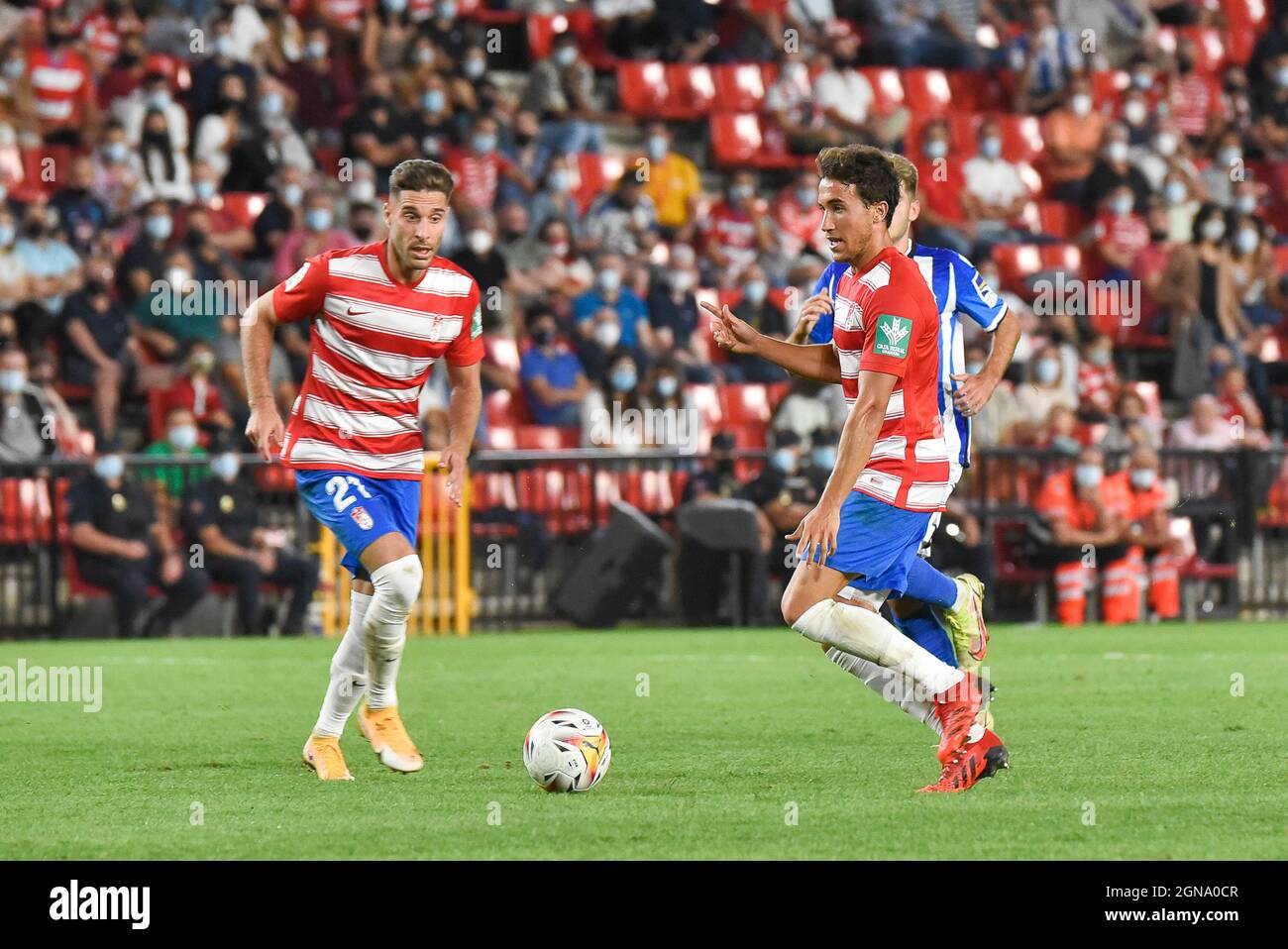 Granada, Spanien. September 2021. Ruben Rochina von Granada CF und Luis Milla von Granada CF im Einsatz während des Liga-Spiels zwischen Granada CF und Real Sociedad im Nuevo Los Carmenes Stadion am 13. September 2021 in Granada, Spanien. (Foto: Jose M. Baldomero/Pacific Press) Quelle: Pacific Press Media Production Corp./Alamy Live News Stockfoto