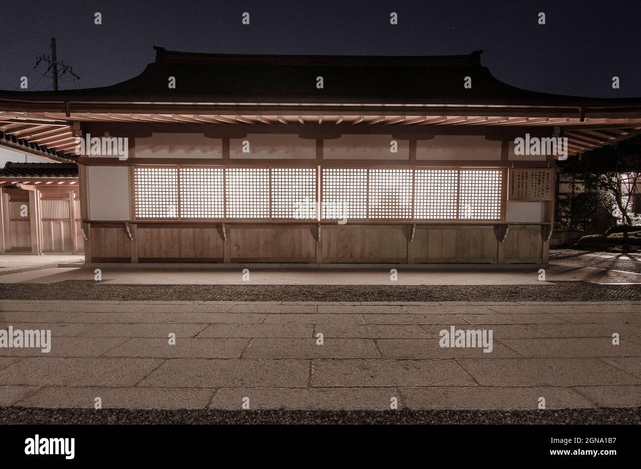 Fushimi Inari, Kyoto, Japan, Shinto-Schrein, Torii-Tore, heilige Wallfahrt, Vermilion Tore, Fuchsstatuen, traditionelle Architektur, Stockfoto