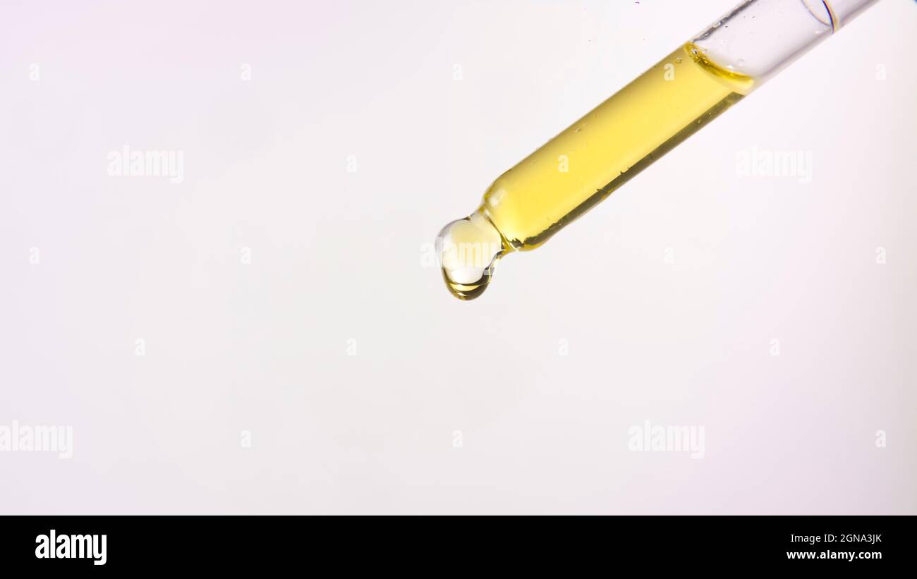 Nahaufnahme des Öltropfer cbd thc-Extrakts auf weißem Hintergrund Stockfoto