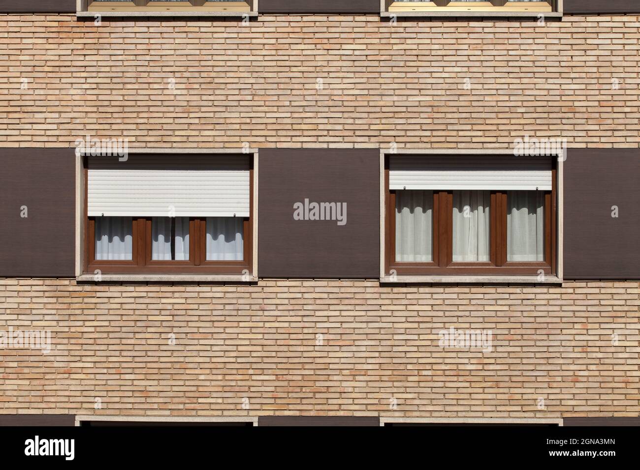 Minimalistisches Foto des seitenfensters europäischer Gebäude Stockfoto