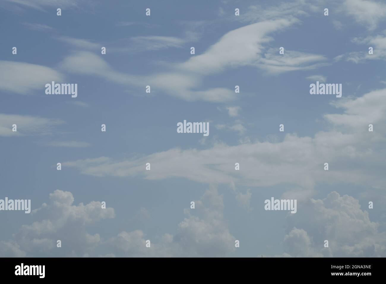 Teleaufnahme der Himmel Wolken Textur blaue Sonne hinterleuchtet Stockfoto