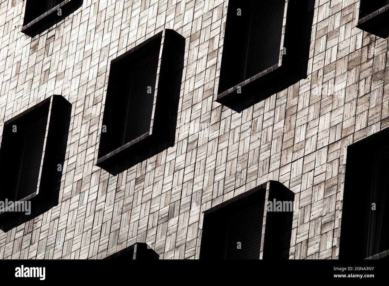 Minimalistisches Foto mit Seitenfenstern in europäischen Gebäuden Stockfoto