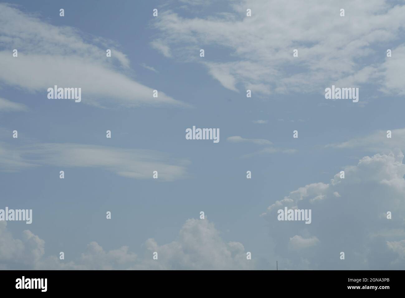 Teleaufnahme der Himmel Wolken Textur blaue Sonne hinterleuchtet Stockfoto