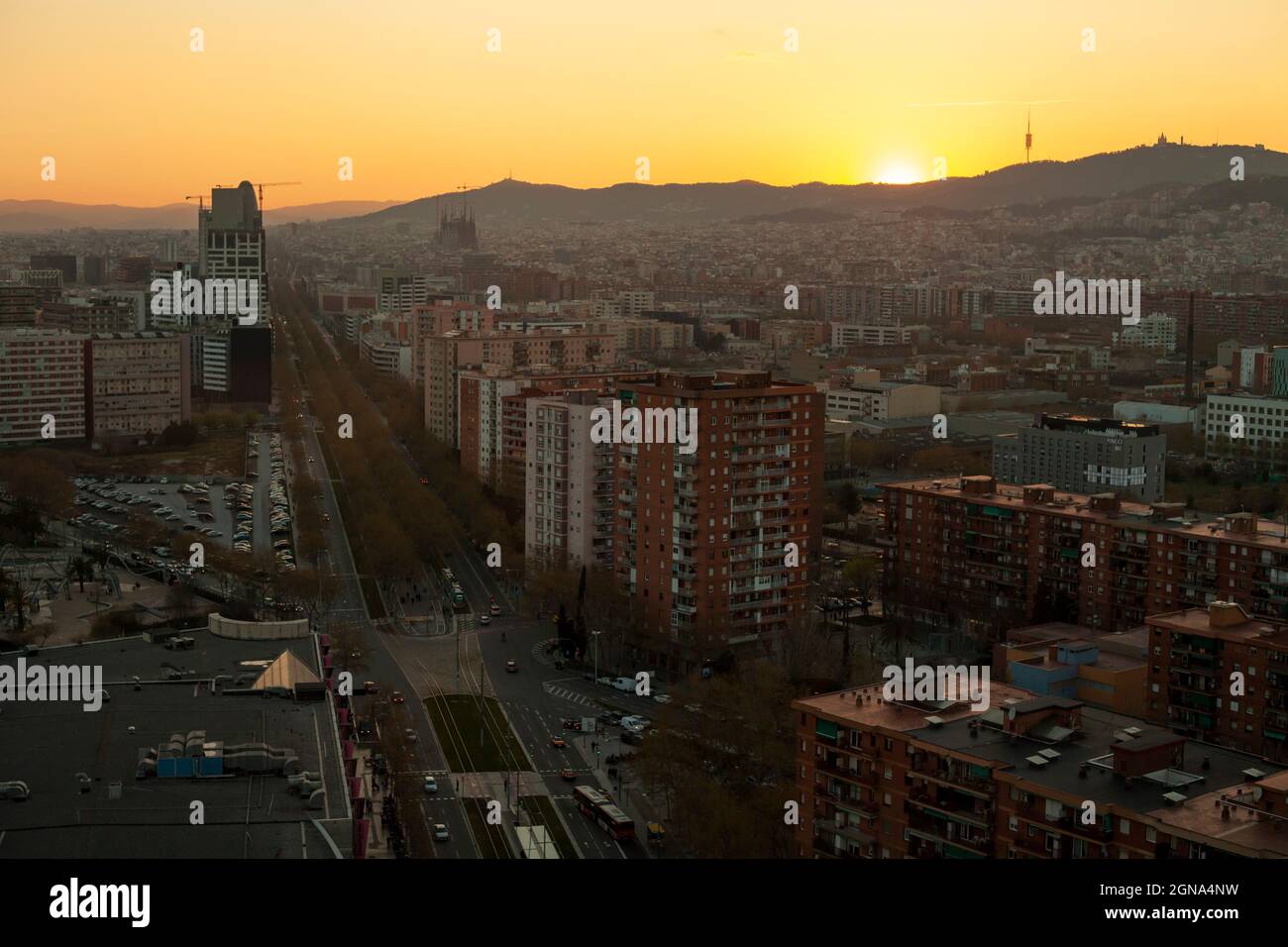 Stadtbild von Barcelona und Mount tibidabo bei Sonnenuntergang Stockfoto