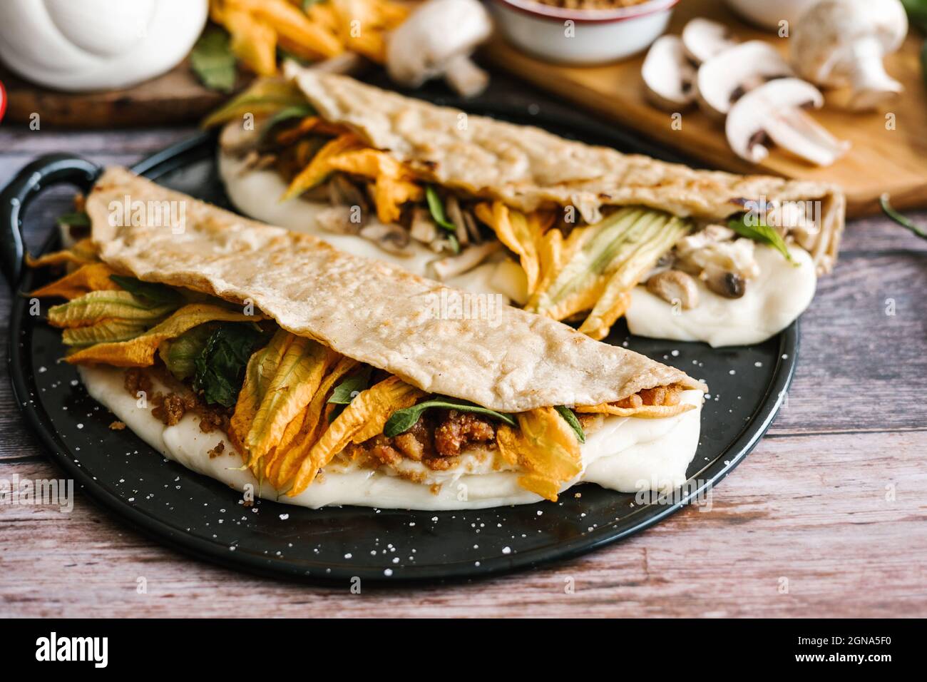 Chicharron und Pilzquesadillas mit Squashblüte, typisches Gericht aus Mexiko Stockfoto